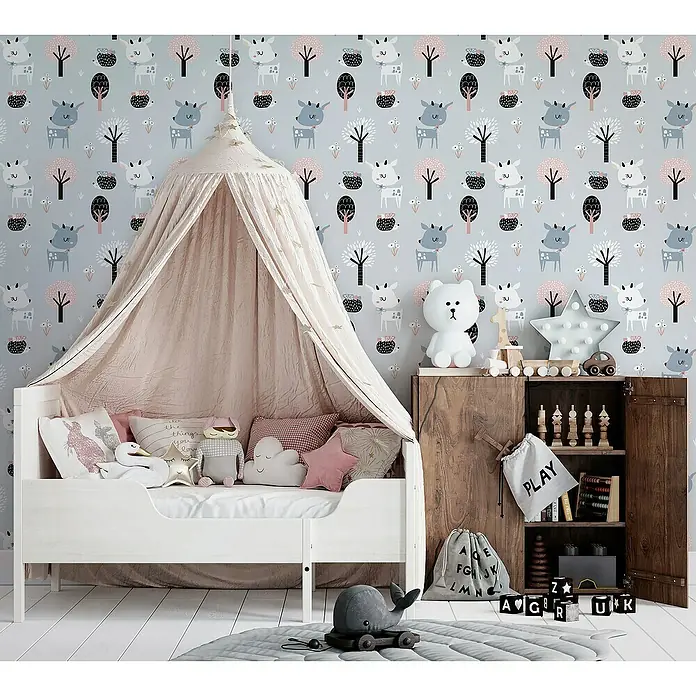 Marburg Kids' Walls Vliestapete - Grau/Schwarz/Weiß, Tieroptik, 10,05 x 0,53 m - Kinderzimmer mit weißem Bett, Baldachin und Holzschrank, dekoriert mit Spielzeug und einer verspielten Tapete.
