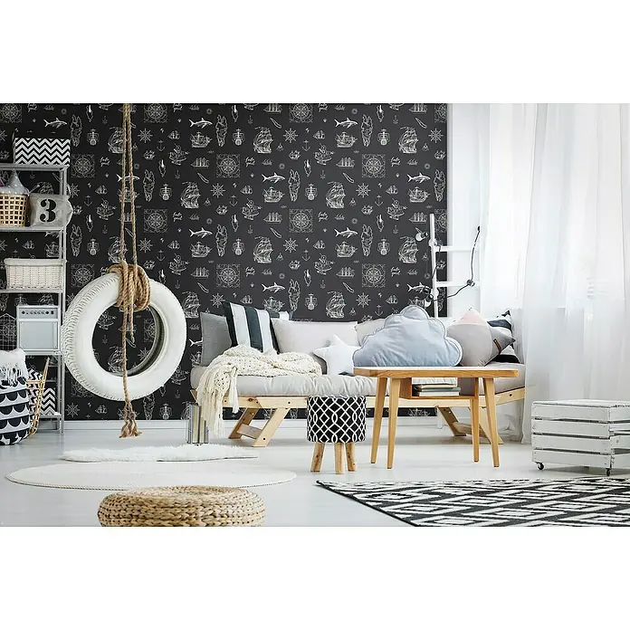 Marburg Kids' Walls Vliestapete Sailor Spirit - Schwarz/Weiß, Tieroptik, 10,05 x 0,53 m - Zimmer mit Reifenschaukel, Holzsofa und Mustertapete. Dekoratives Reifenschaukel-Design mit entspannendem Holzsofa und gemusterter Tapete.