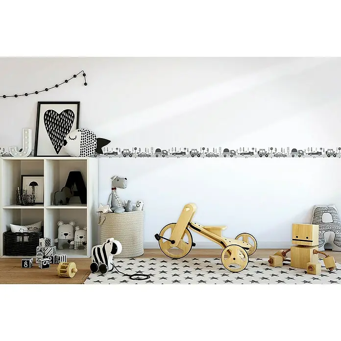 Marburg Kids' Walls Tapetenborte Fahrzeuge - Kunststoff, Weiß/Grau - Kinderzimmer mit weißem Regal, Spielzeug und einer Holzkutsche vor einer Wand mit Fahrzeugbordüre.