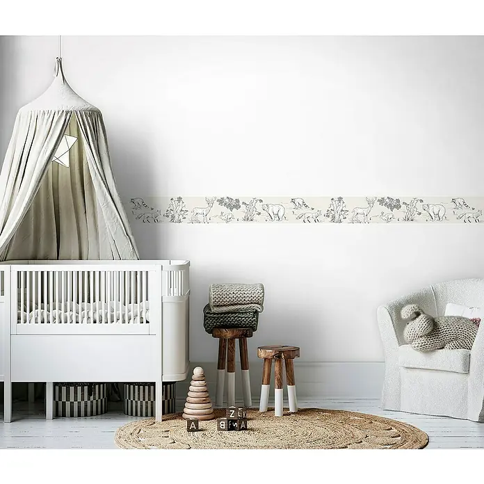 Marburg Kids' Walls Tapetenborte Waldtiere - Kunststoff, Beige/Weiß - Ein Kinderzimmer mit einem weißen Kinderbett und einer Bordüre mit Waldtieren an der Wand. Die perfekte Dekoration für jedes Kinderzimmer.
