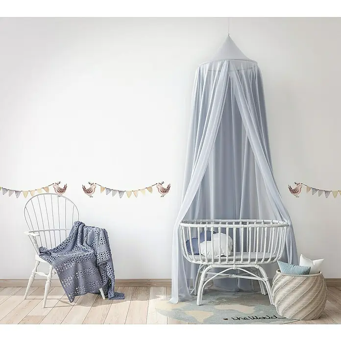 Marburg Kids' Walls Tapetenborte Vogelgirlande - Kunststoff, Weiß/Multicolor - Das Bild zeigt ein bezauberndes Babyzimmer mit einem eleganten weißen Kinderbett und einer dekorativen Baldachin-Himmelbett.