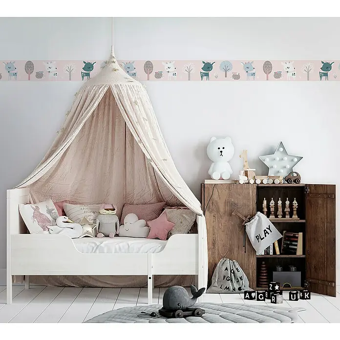 Marburg Kids' Walls Tapetenborte - Kunststoff, Rosa/Weiß - Kinderzimmer mit weißem Bett und Spielzeug. Das Spielzimmer verfügt über ein Holzkabinett und ein Baldachin über dem Bett.