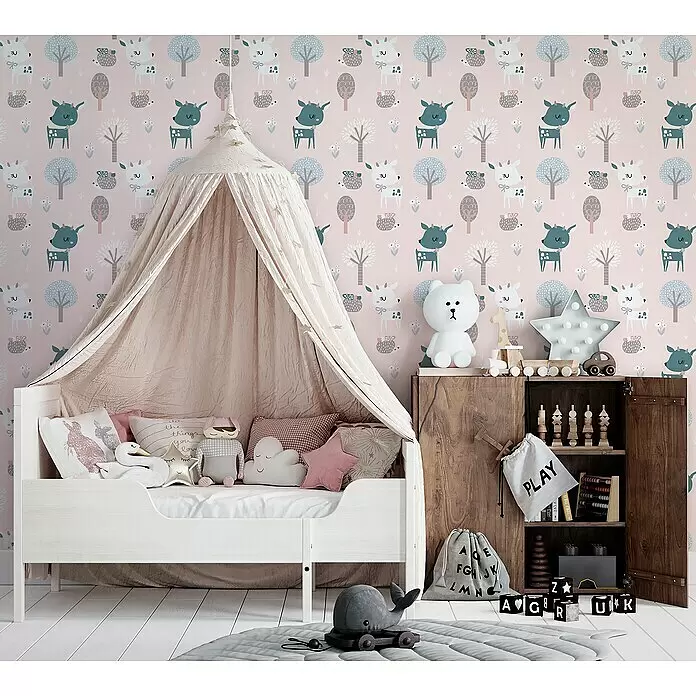 Marburg Kids' Walls Vliestapete - Rosa/Weiß, Tieroptik, 10,05 x 0,53 m - Kinderzimmer mit rosa Tapete mit Waldtier- und Baumdesign, weißem Bett und Holzspielzeug.
