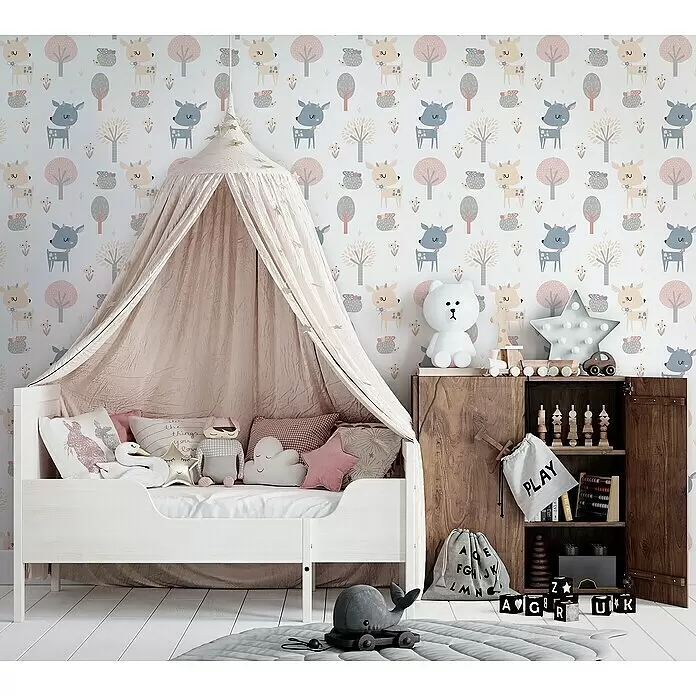 Marburg Kids' Walls Vliestapete - Weiß/Rosa/Blau, Tieroptik, 10,05 x 0,53 m - Weißes Kinderbett mit hellrosafarbenem Himmel in einem Kinderzimmer mit Waldtiermustertapete.