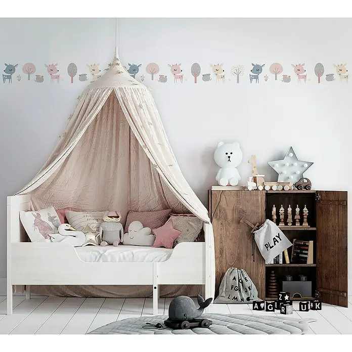 Marburg Kids' Walls Tapetenborte - Kunststoff, Weiß/Blau/Rosa - Kinderzimmer mit einem weißen Bett mit Himmelbett, Holzschrank und Spielsachen.