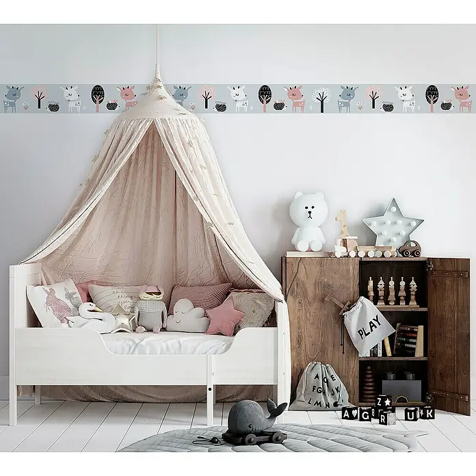 Marburg Kids' Walls Tapetenborte - Kunststoff, Grau/Schwarz/Weiß - Das verspielte Kinderzimmer zeigt ein weißes Bett mit Baldachin, dekoriert mit Kissen, und einem hölzernen Nachttisch mit Spielzeug und einer dekorativen Bordüre.