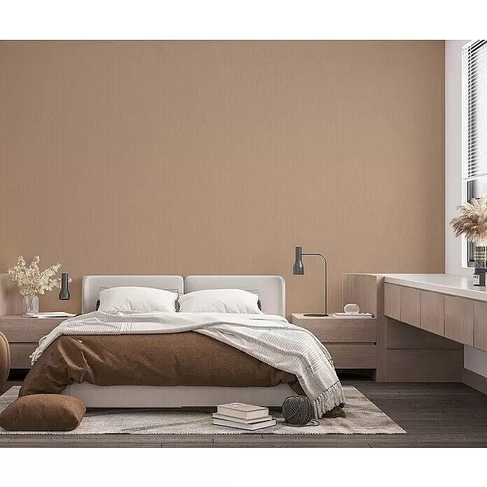 Marburg Botanica Vliestapete - Beige/Braun, Uni, 10,05 x 0,53 m - Beige, leinenstrukturierte Wand in einem modernen Schlafzimmer.