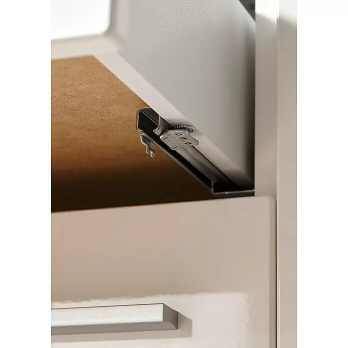 Respekta Premium Küchenzeile Gabriel - Breite: 320 cm, Weiß, Mit Elektrogeräten, Induktionskochfeld mit integrierter Dunstabzugshaube - Detailaufnahme einer Schublade mit Metallauszügen und Spanplattenboden in einem hellen Schrank.