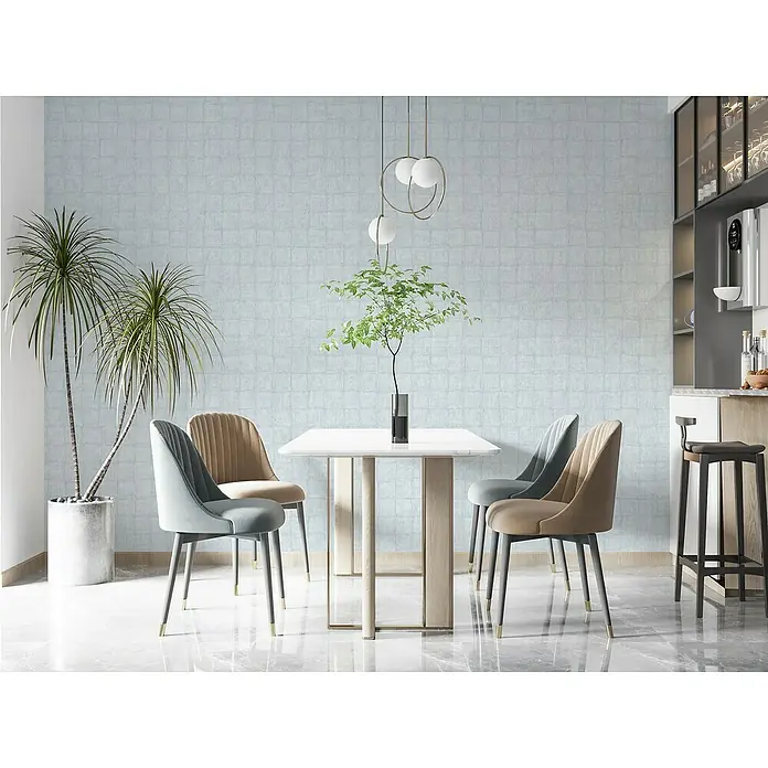 Marburg Botanica Vliestapete - Blau/Grau, Fliesenoptik, 10,05 x 0,53 m - Ein Esszimmer mit stilvollen Stühlen in verschiedenen Farben rund um einen weißen Tisch, der ein modernes und einladendes Ambiente schafft.