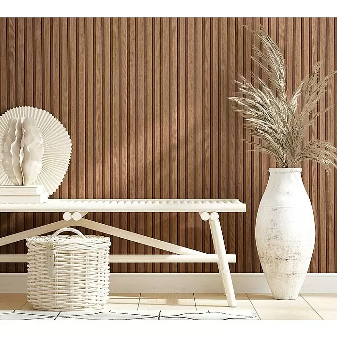 Marburg Botanica Vliestapete Wandpaneele - Braun, Holzoptik, 10,05 x 0,53 m - Braune Holzlamellenwand als moderne Inneneinrichtung, mit heller Bank und Deko davor.