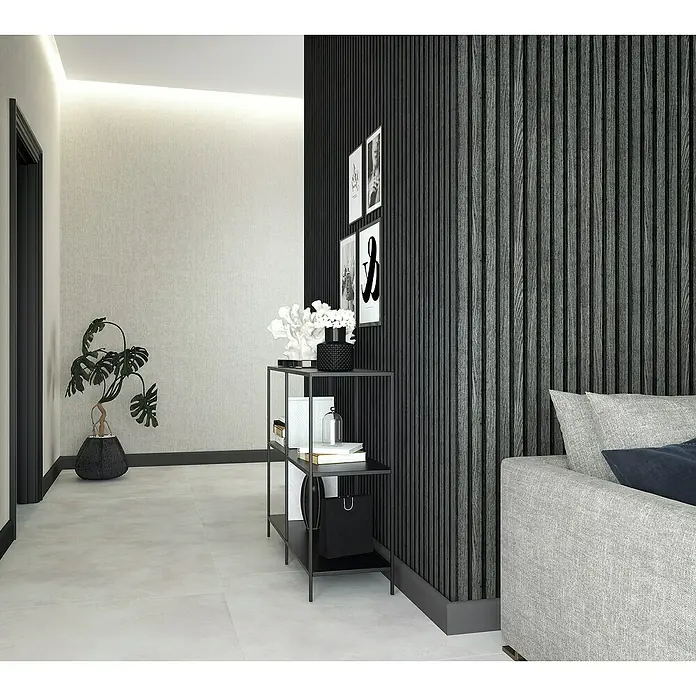 Marburg Botanica Vliestapete Wandpaneele - Schwarz/Anthrazit, Holzoptik, 10,05 x 0,53 m - Ein modernes Interieur mit einem schwarzen Regal, das mit dekorativen Gegenständen wie Blumen und Büchern geschmückt ist, neben einer grauen Couch.