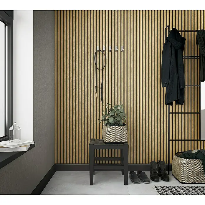 Marburg Botanica Vliestapete Wandpaneele - Braun/Schwarz, Holzoptik, 10,05 x 0,53 m - Die Diele ist mit einer Holzpaneelwand, einer schwarzen Bank und einem Leiterregal gestaltet. Mäntel, Schuhe und Deko-Objekte ergänzen den Eingangsbereich.