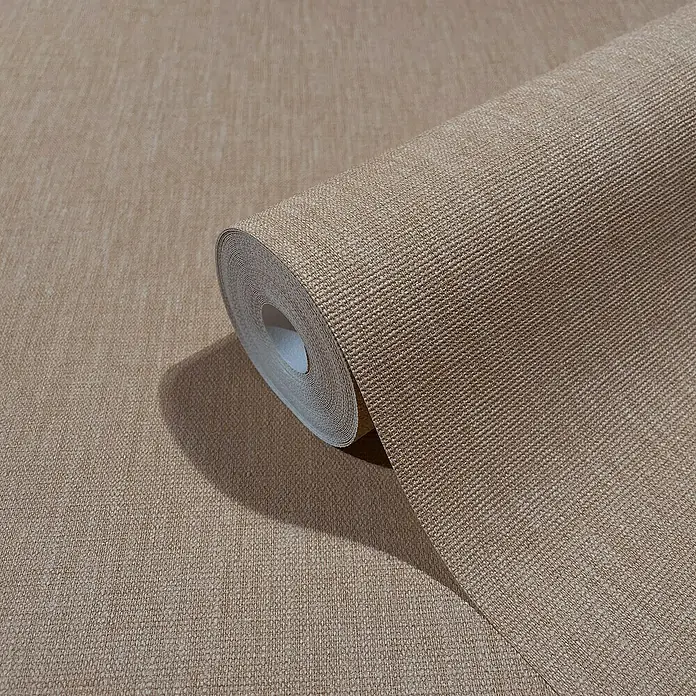 Marburg Botanica Vliestapete - Beige/Braun, Uni, 10,05 x 0,53 m - Nahaufnahme einer Rolle brauner Textiltapete mit deutlicher Textur, die eine warme und einladende Atmosphäre für jeden Raum schafft.