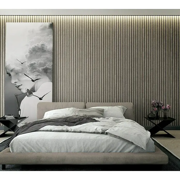 Marburg Botanica Vliestapete Wandpaneele - Grau, Holzoptik, 10,05 x 0,53 m - Elegantes Schlafzimmer mit einem bequemen Bett, einem großen Kunstwerk und passenden Nachttischen für einen stilvollen Look.