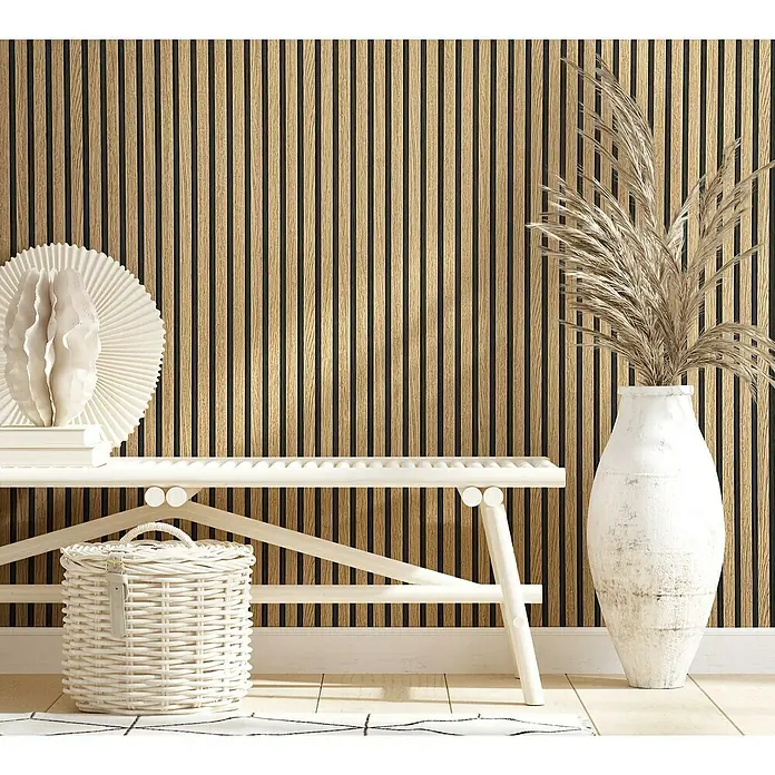 Marburg Botanica Vliestapete Wandpaneele - Braun/Schwarz, Holzoptik, 10,05 x 0,53 m - Nahaufnahme eines stilvollen Interieurs mit einer weißen Bank, einer Vase mit Pflanzen und einem Korb auf einem gemusterten Teppich.