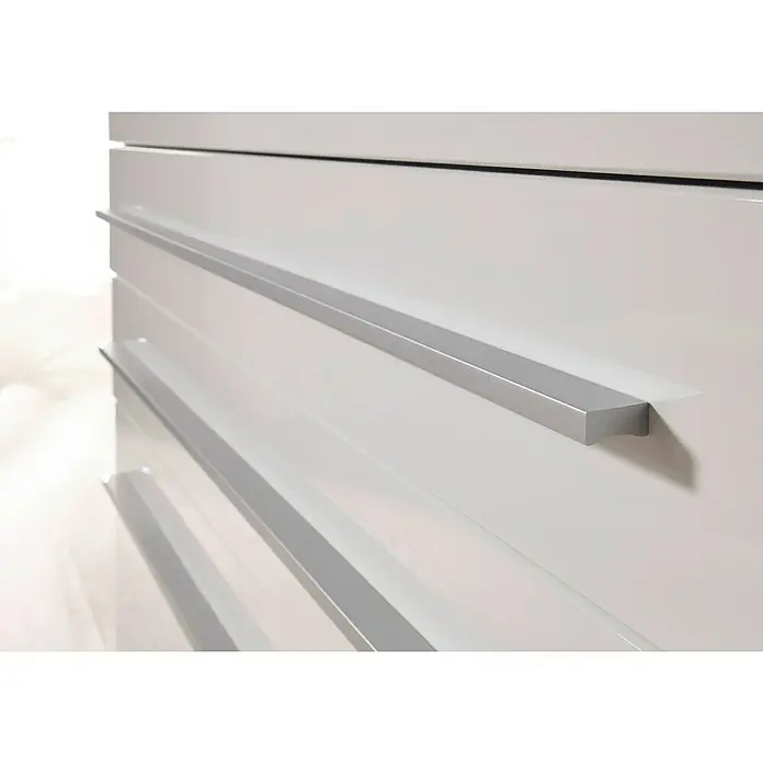 Respekta Premium Küchenzeile GabrielBreite: 290 cm, Weiß, Mit Elektrogeräten - Detailansicht einer weißen Kommode mit silbernen, modernen Griffen. Die Schubladenfronten sind glänzend und minimalistisch gestaltet.