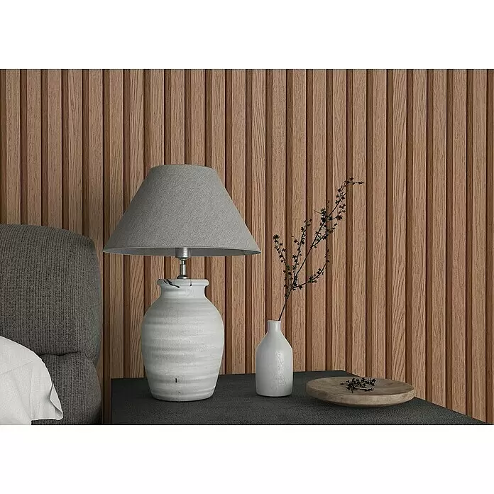 Marburg Botanica Vliestapete Wandpaneele - Braun, Holzoptik, 10,05 x 0,53 m - Nachttisch-Arrangement mit Lampe, Vase mit Ästen und Holzschale vor einer Holzlattenwand.