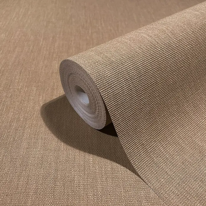 Marburg Botanica Vliestapete - Beige, Uni, 10,05 x 0,53 m - Nahaufnahme einer Rolle texturierter, brauner Tapete, die ihre feinen Details und die warme Farbgebung hervorhebt.