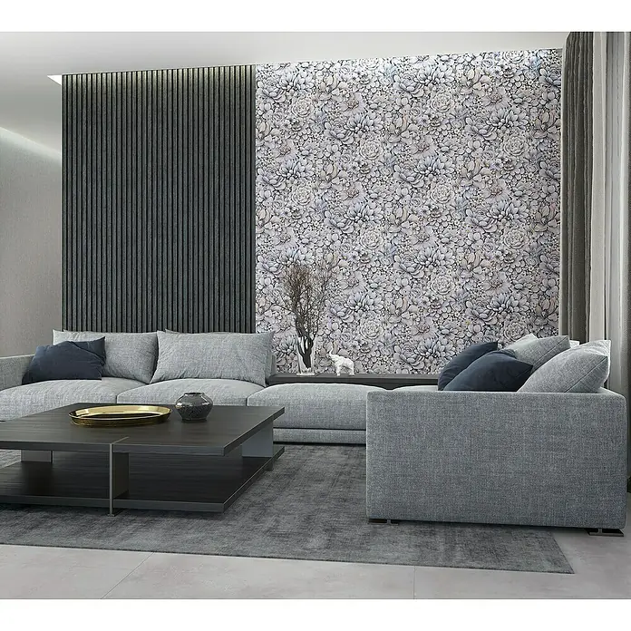 Marburg Botanica Vliestapete - Grau, Floral, 10,05 x 0,53 m - Stilvolles Wohnzimmer mit grauem Sofa, dunklem Couchtisch und floraler Wandgestaltung. Elegantes Design für ein modernes Zuhause.