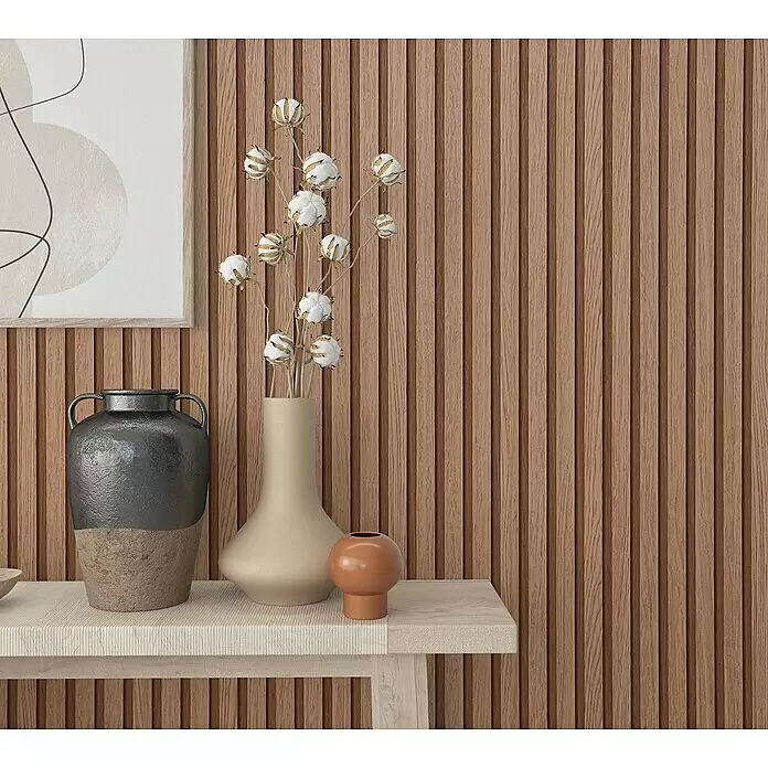 Marburg Botanica Vliestapete Wandpaneele - Braun, Holzoptik, 10,05 x 0,53 m - Strukturierte Holzlamellenwandverkleidung in natürlichem Hellbraun, ergänzt durch Deko-Vasen und einen gerahmten Druck.