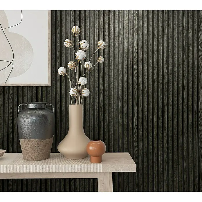 Marburg Botanica Vliestapete Wandpaneele - Schwarz/Anthrazit, Holzoptik, 10,05 x 0,53 m - Nahaufnahme von Dekorationsvasen und einem gerahmten Bild auf einem modernen Tisch, vor einer strukturierten dunklen Wand.