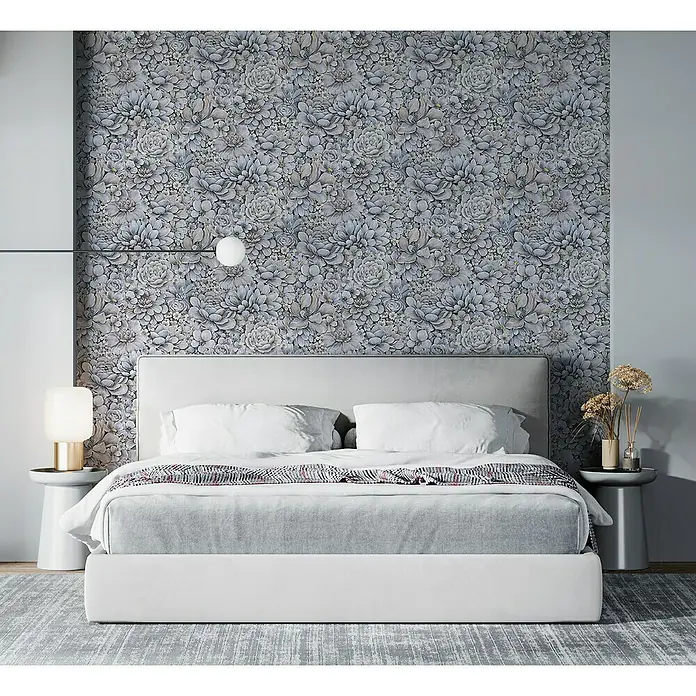 Marburg Botanica Vliestapete - Grau, Floral, 10,05 x 0,53 m - Schlafzimmer mit weißem Bett, Nachttischen und floral gemusterter Tapete, das eine ruhige und stilvolle Atmosphäre schafft.