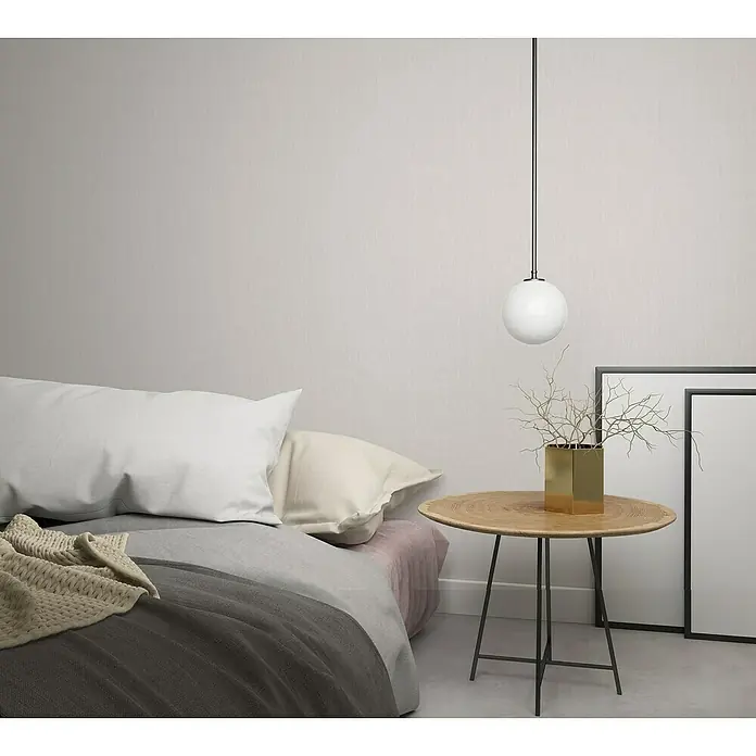 Marburg Botanica Vliestapete - Rosa, Uni, 10,05 x 0,53 m - Nahaufnahme eines Schlafzimmers mit einer modernen Nachttischlampe, einem Holztisch und minimalistischer Dekoration, die eine ruhige Atmosphäre ausstrahlt.