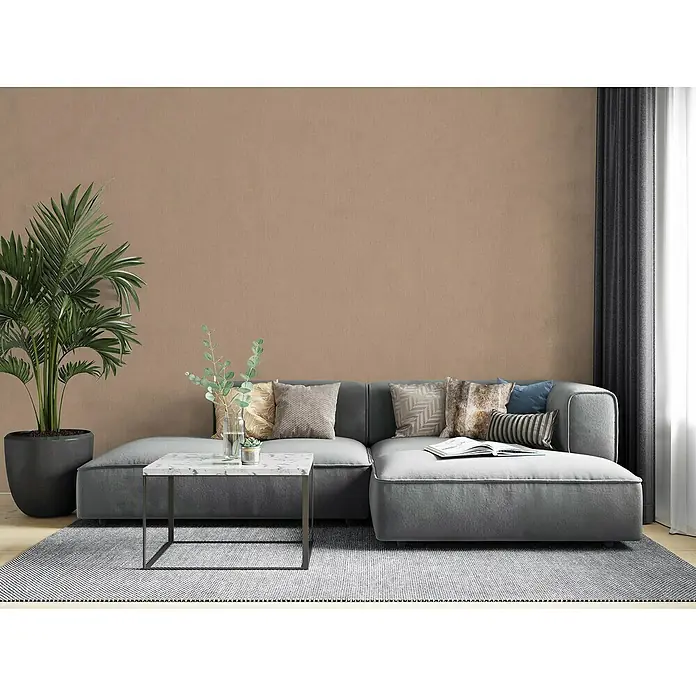 Marburg Botanica Vliestapete - Beige, Uni, 10,05 x 0,53 m - Wohnzimmer mit grauem Sofa, Zierkissen, Couchtisch mit Dekoration, Zimmerpflanze und Vorhängen.