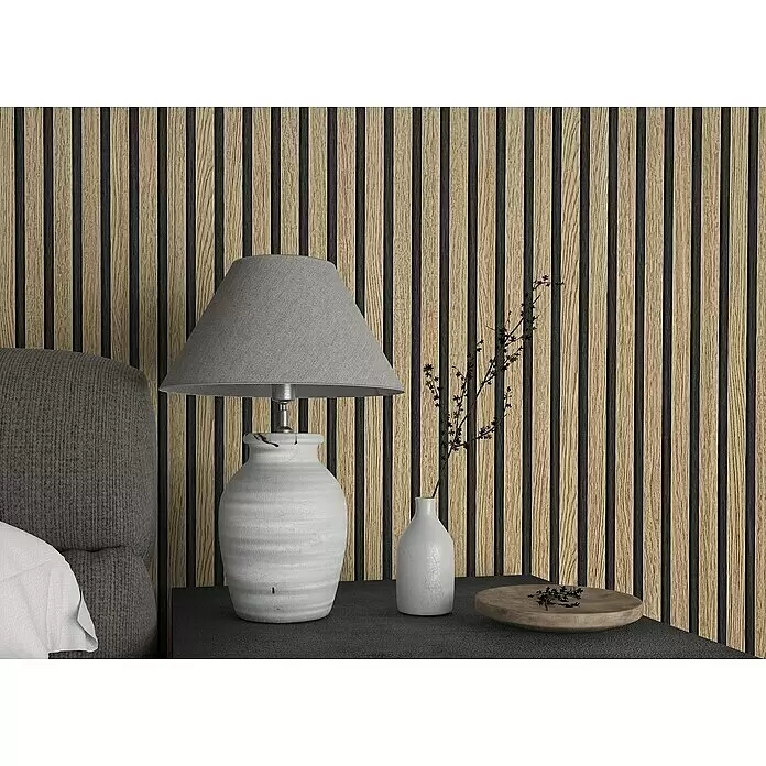 Marburg Botanica Vliestapete Wandpaneele - Braun/Schwarz, Holzoptik, 10,05 x 0,53 m - Holzlamellenwand in Hellbraun mit dunklen vertikalen Rillen, als moderne Dekoration hinter einem Nachttisch verwendet.