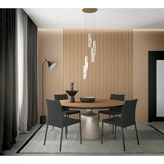 Marburg Botanica Vliestapete - Beige/Braun, Uni, 10,05 x 0,53 m - Moderner Essbereich mit rundem Holztisch, vier schwarzen Stühlen und eleganter Hängelampe vor einer Lamellenwand.