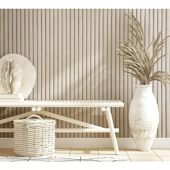Marburg Botanica Vliestapete Wandpaneele - Beige, Holzoptik, 10,05 x 0,53 m - Helle Holzlamellenwandpaneele als natürliche, minimalistische Kulisse für eine weiße Bank, einen Weidenkorb und eine Vase mit Trockengras.
