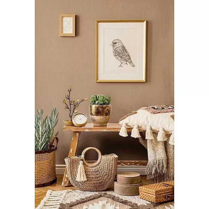 Marburg Botanica Vliestapete - Beige, Uni, 10,05 x 0,53 m - Boho-Chic-Zimmer mit Holzbank, gerahmter Vogelkunst, Topfpflanzen und natürlichen Flechtaccessoires: Strohtasche, Weidenkorb und Strukturteppich.