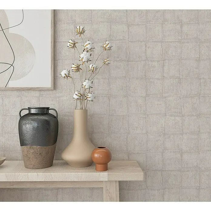 Marburg Botanica Vliestapete - Rosa/Grau, Fliesenoptik, 10,05 x 0,53 m - Nahaufnahme von Dekorationsvasen und Wandkunst, die ein modernes Interieur mit neutralen Farbtönen und strukturierten Oberflächen zeigt.