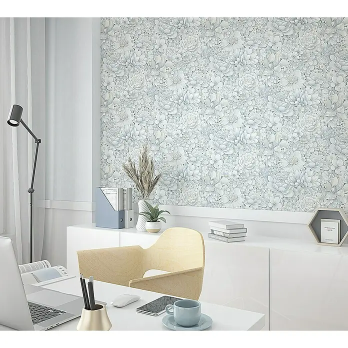 Marburg Botanica Vliestapete - Blau/Grau, Floral, 10,05 x 0,53 m - Ein moderner Arbeitsplatz mit Laptop, Schreibtischlampe und floral gemusterter Tapete sorgt für eine ansprechende Raumatmosphäre.