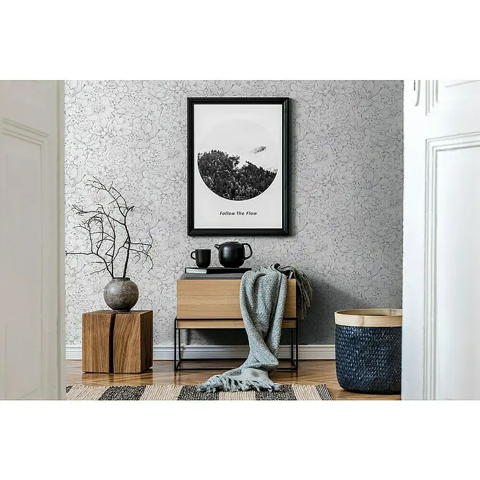 Marburg Botanica Vliestapete - Weiß/Grau, Floral, 10,05 x 0,53 m - Stilvolles Interieur mit einem modernen Holzschrank, dekoriert mit einer Teekanne, Tasse und einer weichen Decke, unter einem gerahmten Kunstdruck.