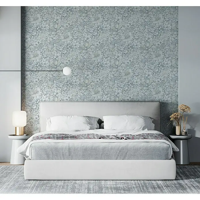 Marburg Botanica Vliestapete - Blau/Grau, Floral, 10,05 x 0,53 m - Elegantes Schlafzimmer mit einem komfortablen Bett, floraler Tapete und stilvollen Nachttischen. Das Bett ist mit weicher Bettwäsche und einer grauen Tagesdecke ausgestattet.