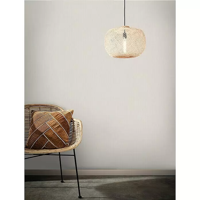 Marburg Botanica Vliestapete Struktur - Hellbeige, Uni, 10,05 x 0,53 m - Hellbeige Tapete mit subtiler Webstruktur, die eine Wand in einem Raum mit Stuhl und Lampe bedeckt und ihre neutrale Oberfläche zeigt.