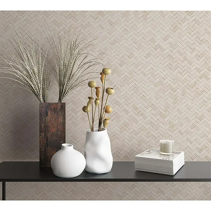 Marburg Botanica Vliestapete Allover - Cremebeige, Grafisch, 10,05 x 0,53 m - Das Bild zeigt dekorative Vasen und ein Buch auf einem Regal, die eine ruhige und stilvolle Atmosphäre schaffen.