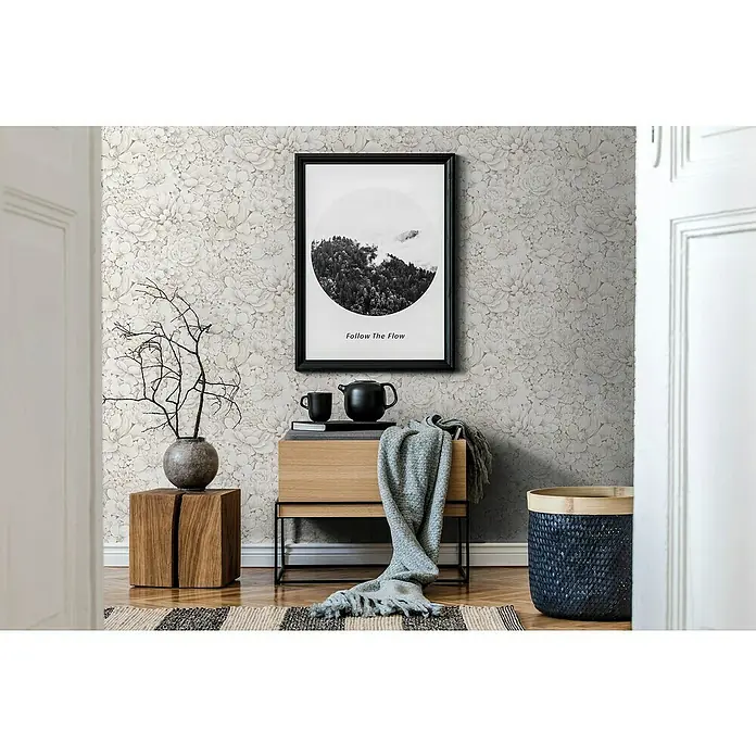Marburg Botanica Vliestapete - Greige, Floral, 10,05 x 0,53 m - Nahaufnahme eines stilvollen Raumes mit floral gemusterter Tapete, Holzmöbeln und dekorativen Elementen, die eine warme Atmosphäre schaffen.