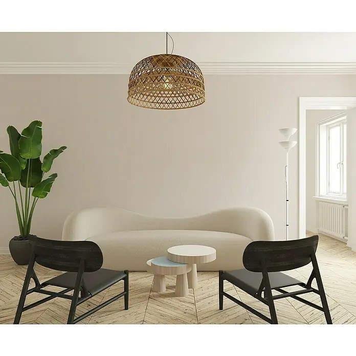 Marburg Botanica Vliestapete Struktur - Hellbeige, Uni, 10,05 x 0,53 m - Wohnzimmer mit einem dekorativen Lampenschirm aus Rattan, der eine gemütliche und natürliche Atmosphäre schafft.