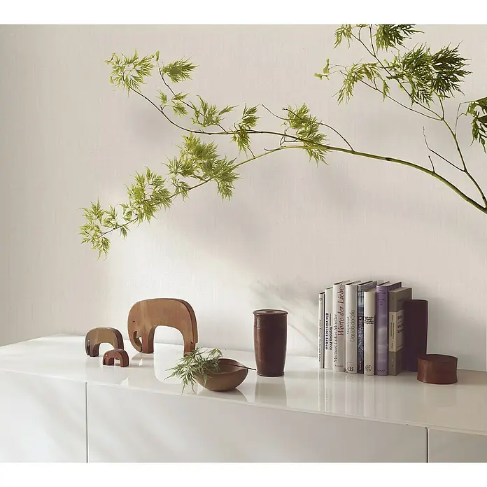 Marburg Botanica Vliestapete Struktur - Weiß/Grau, Uni, 10,05 x 0,53 m - Dekoratives Bücherregal mit Holzelementen und Pflanzen, ideal für ein stilvolles Interieur.