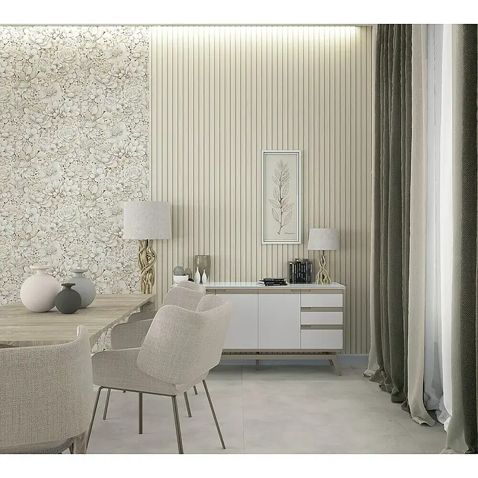 Marburg Botanica Vliestapete - Greige, Floral, 10,05 x 0,53 m - Ein helles Esszimmer mit stilvollen Stühlen, einem Sideboard und dekorativer Wandgestaltung, das eine gemütliche und elegante Atmosphäre schafft.