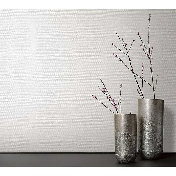 Marburg Botanica Vliestapete Struktur - Weiß, Uni, 10,05 x 0,53 m - Elegante silberne Vasen mit zarten Blütenzweigen auf einem dunklen Tisch. Die Vasen setzen stilvolle Akzente im Raum.