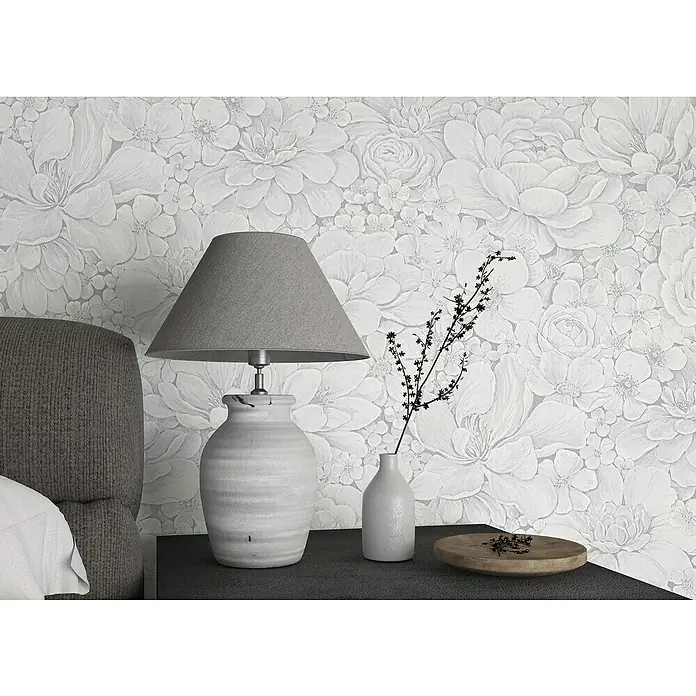 Marburg Botanica Vliestapete - Weiß/Grau, Floral, 10,05 x 0,53 m - Nahaufnahme einer dekorativen Tischleuchte mit grauem Lampenschirm vor einer floralen Tapete.