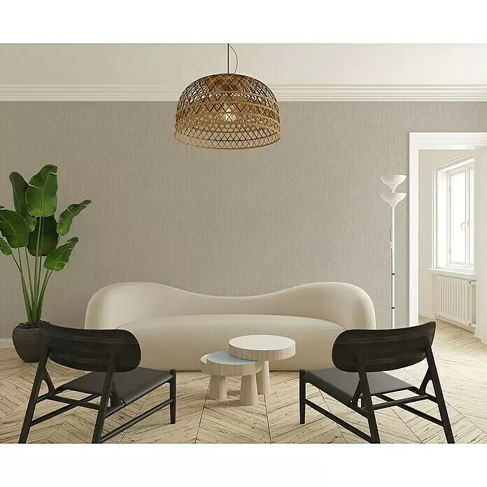 Marburg Botanica Vliestapete Struktur - Dunkelgreige, Uni, 10,05 x 0,53 m - Geflochtene Korblampe hängt von der Decke und beleuchtet ein modernes Wohnzimmer mit beigem Sofa.