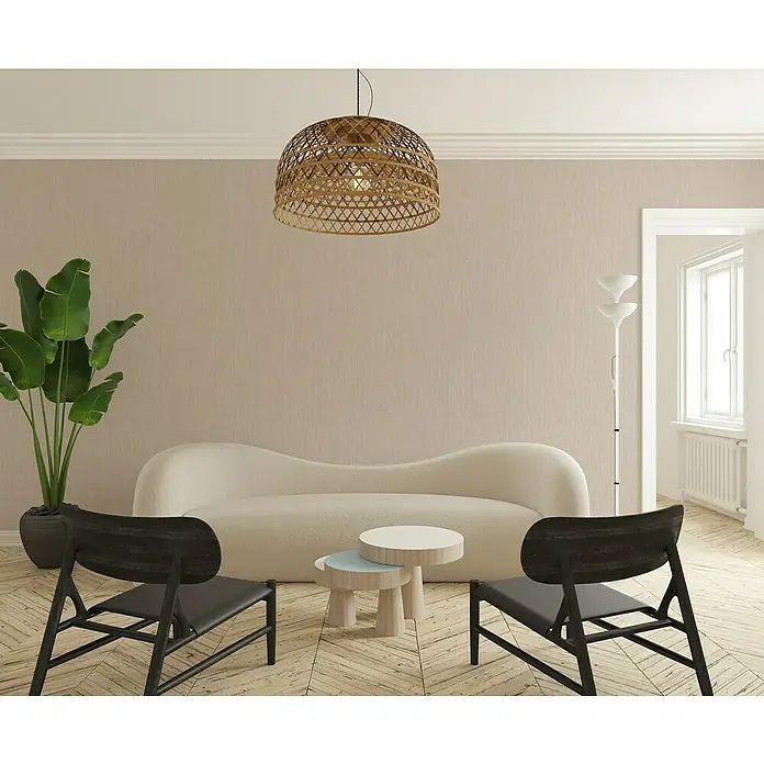 Marburg Botanica Vliestapete Struktur - Beige, Uni, 10,05 x 0,53 m - Ein modernes Wohnzimmer mit einem auffälligen Rattan-Lampenschirm, einem geschwungenen Sofa und minimalistischen Stühlen.