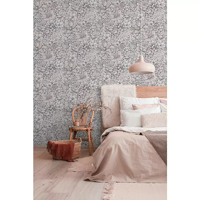 Marburg Botanica Vliestapete - Rosa/Grau, Floral, 10,05 x 0,53 m - Florale Tapete mit einem sanften, gedeckten Grau- und Cremeweiß-Blumenmuster an einer Schlafzimmerwand hinter einem Bett.