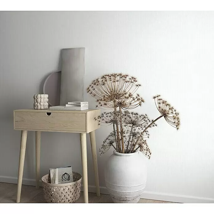 Marburg Botanica Vliestapete Struktur - Weiß/Grau, Uni, 10,05 x 0,53 m - Heller Holzkonsolentisch mit konischen Beinen, auf dem Bücher und eine weiße strukturierte Vase stehen, ergänzt eine große Bodenvase mit Trockenpflanzen.