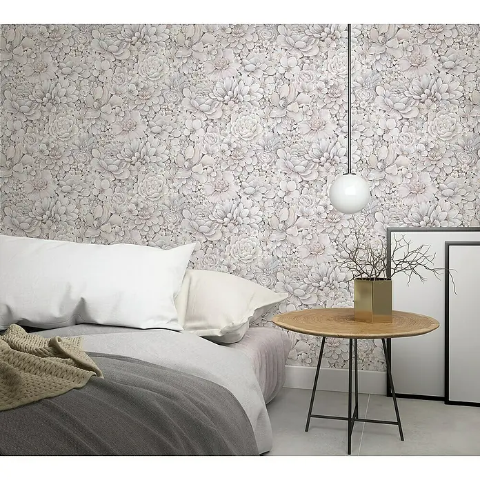 Marburg Botanica Vliestapete - Rosa/Grau, Floral, 10,05 x 0,53 m - Detailaufnahme eines floralen Schlafzimmer-Wandbildes, das über einem Bett mit Kissen und einem Beistelltisch mit Dekoration hängt, für eine ruhige Atmosphäre.