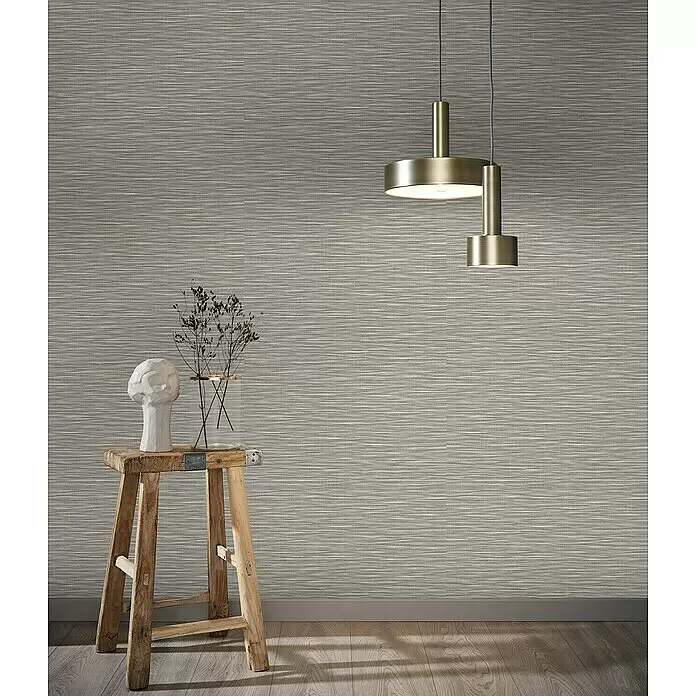 Marburg Botanica Vliestapete Webstruktur - Braun, Uni, 10,05 x 0,53 m - Graue strukturierte Tapete mit horizontalen Linienmustern an einer Wand in einem Raum.
